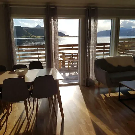 Waterfront Cabin With Big Terrace. 別荘