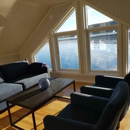 Waterfront Cabin With Big Terrace. 度假居