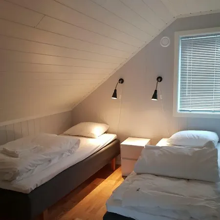 度假居 Waterfront Cabin With Big Terrace. *